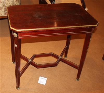 Neoklassizistisches Tischchen, - Summer-auction