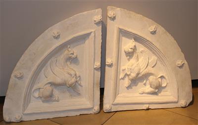 1 Paar kreissegmentförmige Gipsrelieftafeln in Form von geflügelten Löwen, - Sommerauktion - Möbel, Teppiche und Design