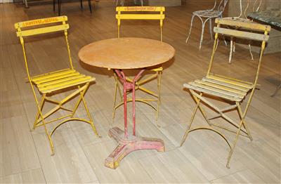 3 Gartenklappsessel und ein runder Tisch, - Mobili e arti decorative