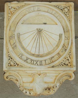 Relieftafel mit Darstellung einer Sonnenuhr, - Mobili e arti decorative