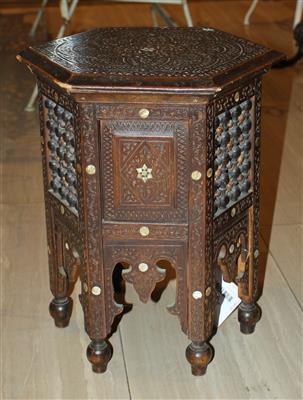 Kl. orientalischer Hocker, - Mobili e arti decorative