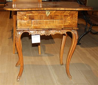 Tischchen im Barockstil, - Möbel und dekorative Kunst