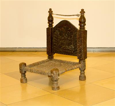 Niedriger Sessel in asiatischer Art, - Furniture and Decorative Art