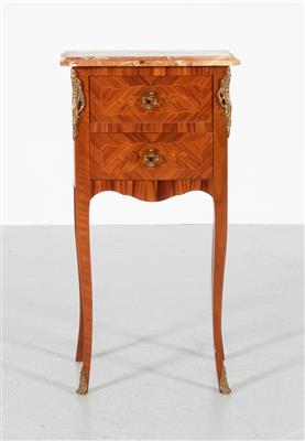 Zierliche Komme im Louis XV-Stil, - Möbel und dekorative Kunst