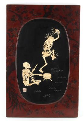 Lackpaneel mit einem trommelnden und einem tanzenden Skelett, - Depot Reinhold Hofstätter