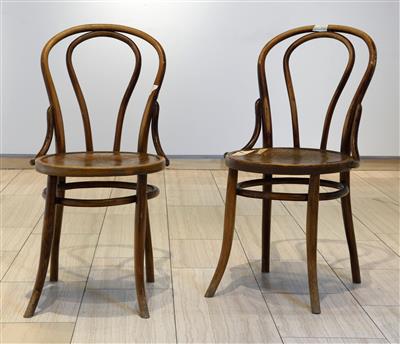 Zwei Caffeehausstühle im Stile von Thonet. Vierbeinige, - Depot Reinhold Hofstätter