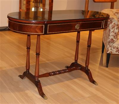 Ovaler Salon- Arbeitstisch i. modifizierten Regency- Stil, - Summer auction Furniture