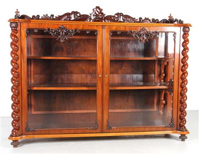 Breite halbhohe Vitrine, - Furniture and Decorative Art