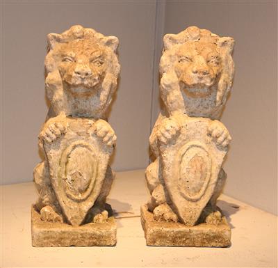 Paar kl. Gartenfiguren v. Löwen ein Wappenschild haltend, - Zahradní nábytek a ozdoby
