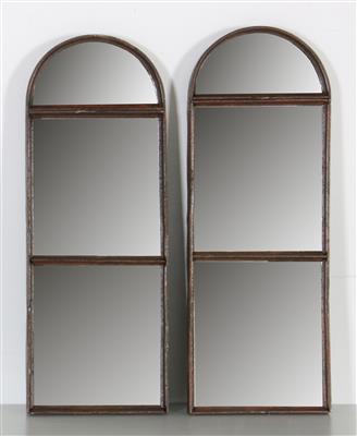 Zwei leicht variierende Spiegel, - Mobili