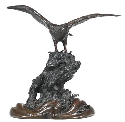 Genryusai Seiya (aktiv um 1900) Adler mit ausgebreiteten Schwingen auf Felsen über gischtenden Wellen - Möbel