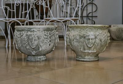 Paar Gartenvasen m. Medusa-Dekor, - Garden Furniture & Decorations