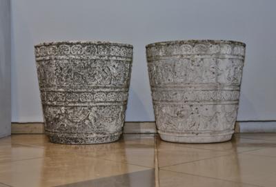 Paar runde Gartenvasen m. Reliefdekor, - Funiture