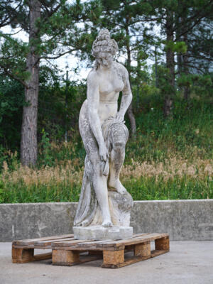 "Venus in gebückter Haltung" - figural naturalist. u. vollplast. Steinguss 20. Jh., - Garden Furniture & Decorations