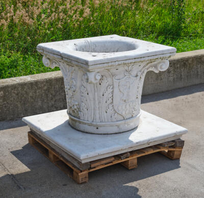 Marmorbrunnen in Form eines korinthischen Kapitells, - Zahradní nábytek a ozdoby