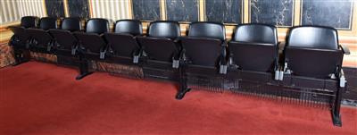 9-sitzige Reihe mit Klappstühlen aus dem Bundesrats-Sitzungssaal, - A piece of democratic history - Parliament furniture