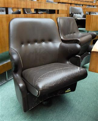 Drehsessel aus dem Nationalrats-Sitzungssaal, - A piece of democratic history - Parliament furniture