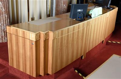 Präsidiumsbank, Pult aus dem Bundesrats-Sitzungssaal, - A piece of democratic history - Parliament furniture