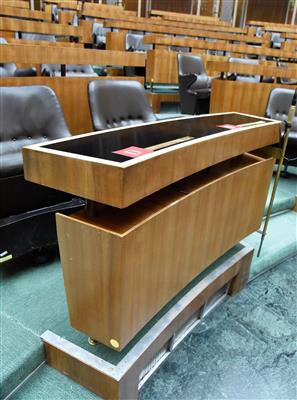 Pult aus dem Nationalrats-Sitzungssaal, - A piece of democratic history - Parliament furniture