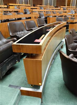 Pult aus dem Nationalrats-Sitzungssaal, - A piece of democratic history - Parliament furniture