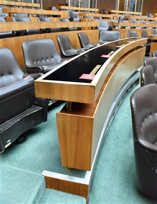 Pult aus dem Nationalrats-Sitzungssaal, - Ein Stück Demokratiegeschichte - Mobiliar des Parlaments