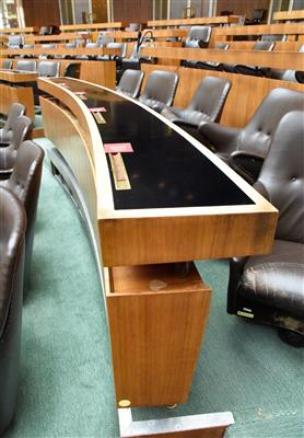 Pult aus dem Nationalrats-Sitzungssaal, - A piece of democratic history - Parliament furniture