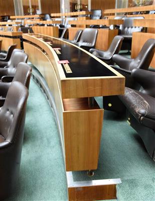 Pult aus dem Nationalrats-Sitzungssaal, - A piece of democratic history - Parliament furniture