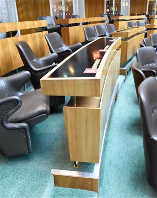 Pult aus dem Nationalrats-Sitzungssaal, - A piece of democratic history - Parliament furniture