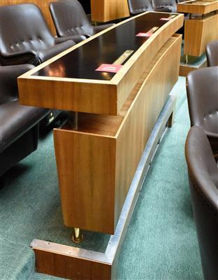 Pult aus dem Nationalrats-Sitzungssaal, - A piece of democratic history - Parliament furniture