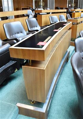 Pult aus dem Nationalrats-Sitzungssaal, - Ein Stück Demokratiegeschichte - Mobiliar des Parlaments