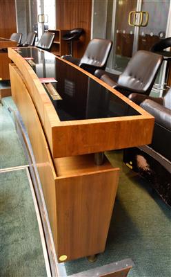 Pult aus dem Nationalrats-Sitzungssaal, - A piece of democratic history - Parliament furniture