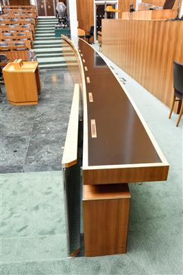 Regierungsbank, Pult aus dem Nationalrats-Sitzungssaal, - A piece of democratic history - Parliament furniture