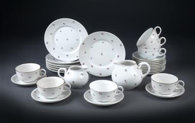 7 teacups, 13 saucers, 2 saucepans, 7 dessert plates - Property from Aristocratic Estates and Important Provenance