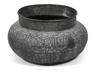 Large oriental copper bowl, - Di provenienza aristocratica