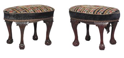 Pair of footstools, - Di provenienza aristocratica