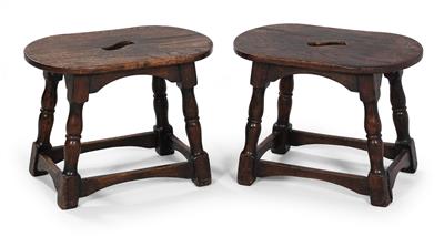 A pair of provincial stools, - Mobili rustici