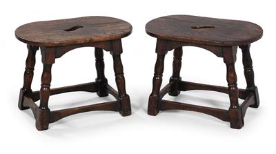 A pair of provincial stools, - Rustikální nábytek