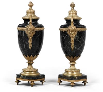 Pair of small ornamental vases, - Mobili e arti decorative