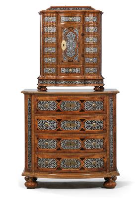 Chest of drawers with tabernacle-shaped cabinet top, - Mobili e tappeti