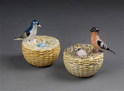 2 lidded boxes in the form of birds’ nests with birds and eggs, - Di provenienza aristocratica