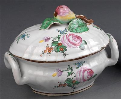 Lidded dish, - Majetek aristokratického původu a předměty  důležitých proveniencí