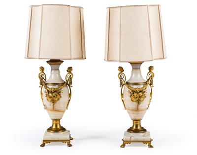 Pair of table lamps, - Nábytek, koberce