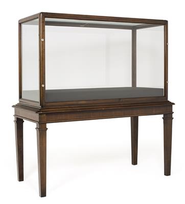 Large display cabinet, - Majetek aristokratického původu a předměty  důležitých proveniencí