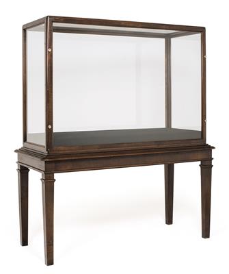 Large display cabinet, - Majetek aristokratického původu a předměty  důležitých proveniencí