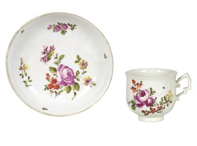 Pair of baroque flower cups and saucer, - Di provenienza aristocratica