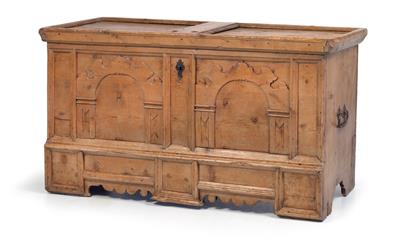 Large rustic Swiss pine coffer, - Mobili rustici