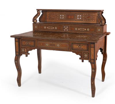 Großer Schreibtisch im orientalischen Stil, - Möbel und dekorative Kunst