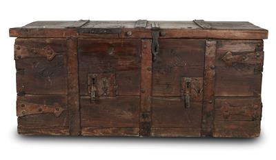 Large wooden trunk in Gothic style, - Castello Schwallenbach - Collezione Reinhold Hofstätter (1927- 2013)