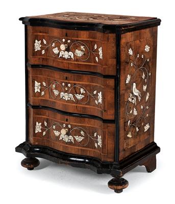 Small Italian chest of drawers, - Furniture and Decorative Art