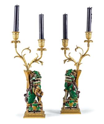 1 Paar zweiflammige Sancai Fo Löwen Kerzenhalter, China, Kangxi Periode (1661-1722) - Sammlung Reinhold Hofstätter